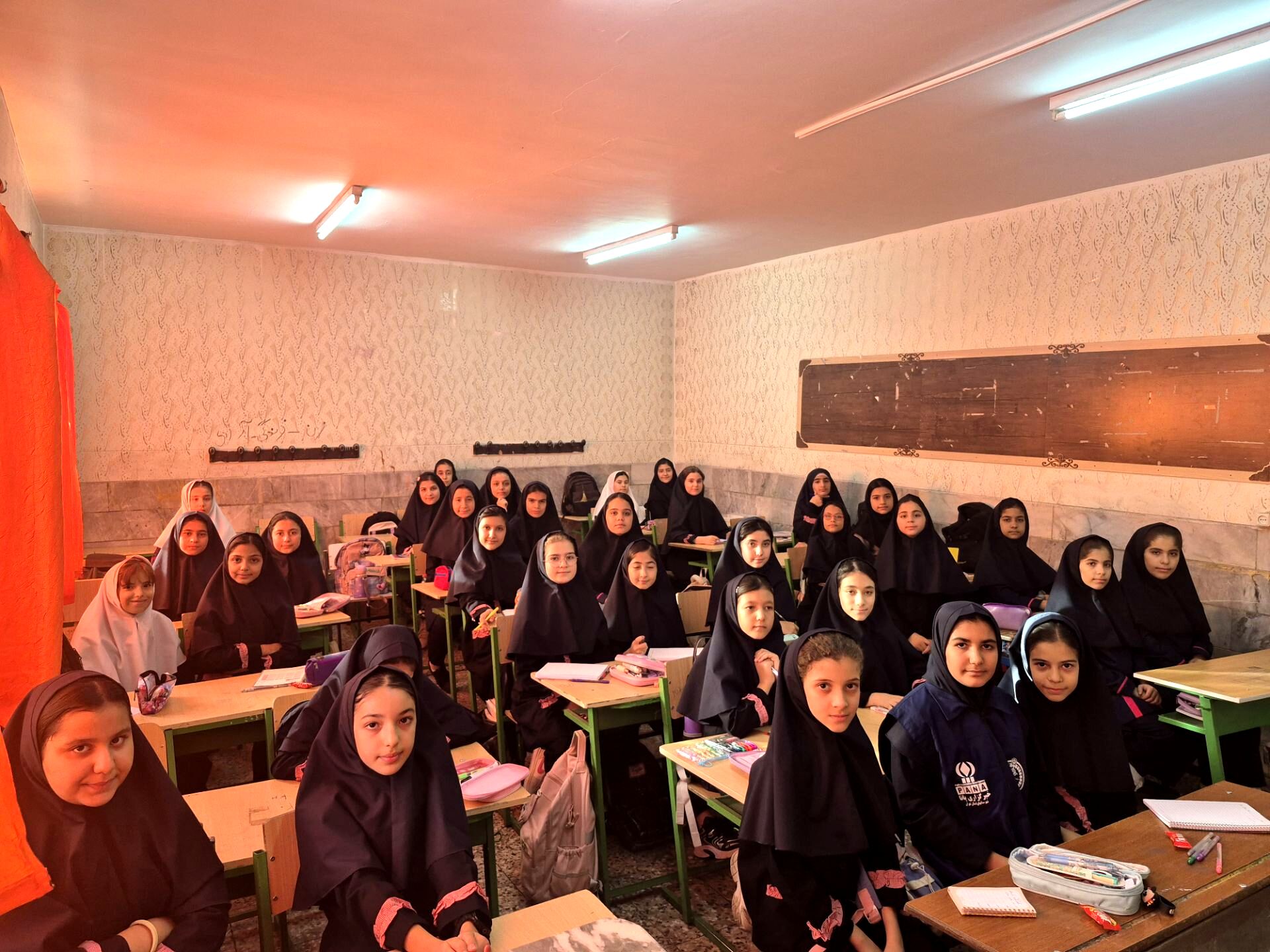عکس یادگاری دانش‌آموزان مدرسه هدی ۱ 