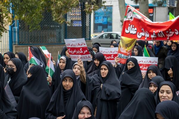 شرکت پرشور دهه هشتادی و نودی‌‌های شهر محلات در یوم‌الله ۱۳ آبان