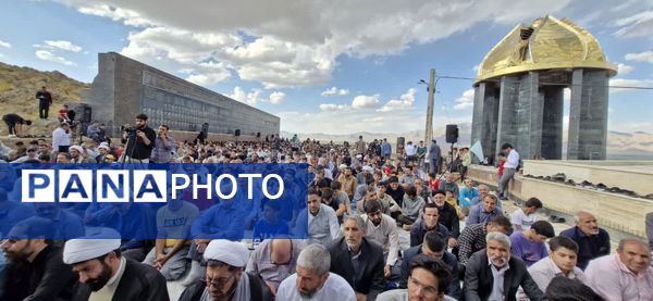 نور عرفه در تپه شهدای گمنام نورآباد طنین‌انداز شد