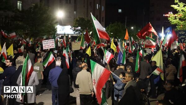 برای کشورمان ایران در خیابان می‌مانیم