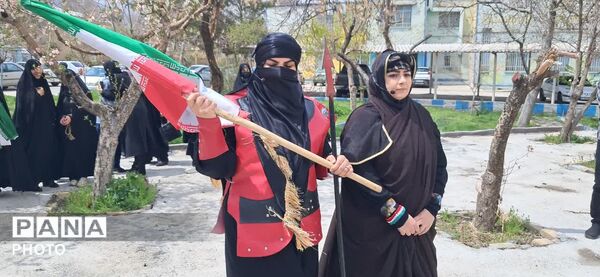 نمایش دانش‌آموزان دختر در سوگ شهدای میناب