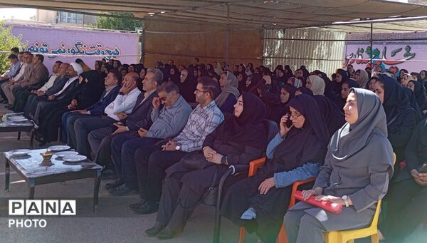 نواختن زنگ جوانه ها با یاد شهدای دانش آموز 