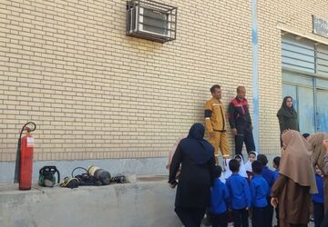 دانش‌آموزان مدرسه فروغ رضوان با آموزش‌های ایمنی و آتش‌نشانی آشنا شدند
