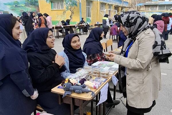 برگزاری بازارچه اقتصادی در دبیرستان شاهد تکتم