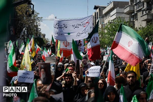 آغاز مراسم تشییع پیکر رهبر شهید و اهل بیت گرامی ایشان در مصلی نماز جمعه تهران