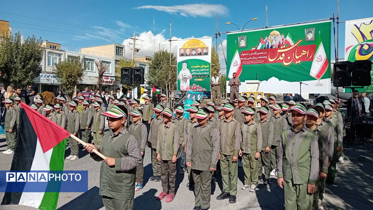 برگزاری راهپیمایی ۱۳ آبان روز دانش‌آموز در شهرستان فیروزکوه 