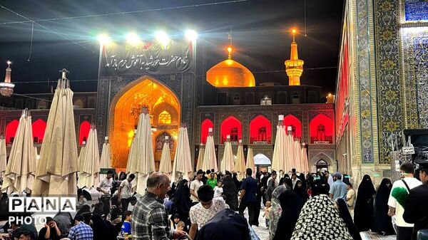 آرامشی زیر گنبد طلای امام رضا (ع)