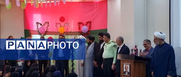 برگزاری جشن عاطفه‌ها در دبیرستان دخترانه لاجوردی کاشان 