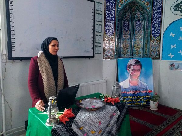 اجرای طرح لاله‌های روشن در دبیرستان شهید همت شهرستان ملارد 