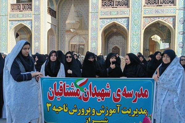 تشییع پیکر مادر شهیدان مشتاقیان در شیراز
