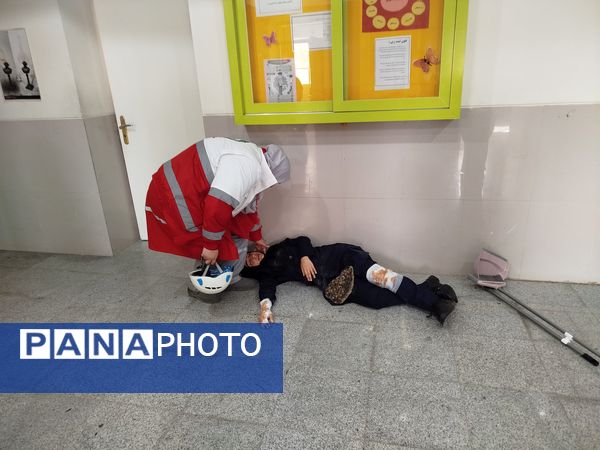 نواخته شدن بیست و ششمین زنگ نمادین استانی مانور زلزله در مدرسه شاهد ظهور آموزش و پرورش ناحیه یک