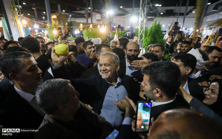 حضور رئیس جمهور و وزیر آموزش و پرورش در نمایشگاه توانمندی‌های روستایی و عشایری