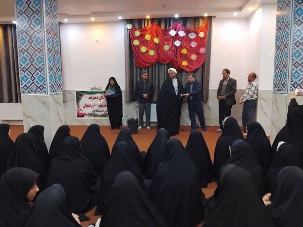 جزء خوانی‌ و ضیافت‌افطاری در‌ مدرسه حضرت خدیجه(س) شهر‌ وردنجان
