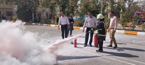 آموزش مهارت‌های اطفای حریق در دبیرستان نمونه محبوبه محبی نیشابور 