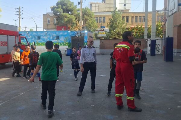 آموزش توسط آتش‌نشانان در دبستان معارف ۶