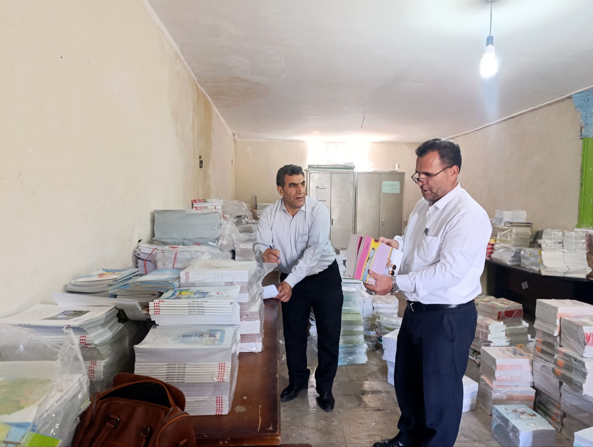 توزیع کتاب‌های درسی جدید برای دانش‌آموزان
