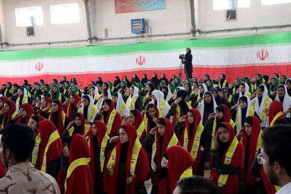ثبت اثر انگشت هزار دانش‌آموز یزدی پای پرچم ایران