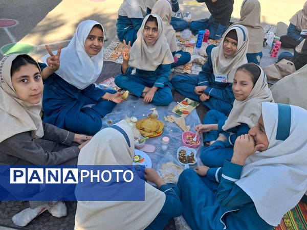 جشنواره غذای سالم در مدرسه سمیه کاشمر 