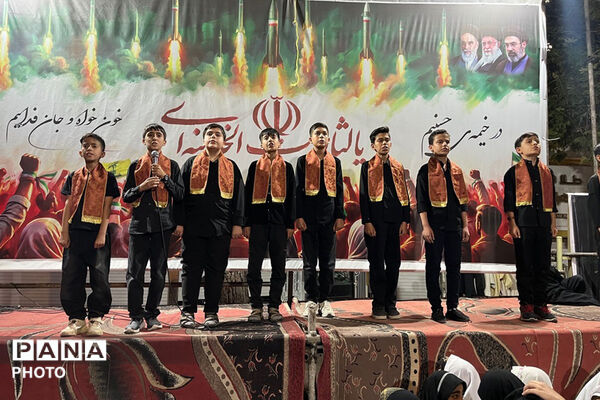 میان دانش‌آموزان و رهبر شهید پیمان جاودانه با نوای سرود رقم خورد