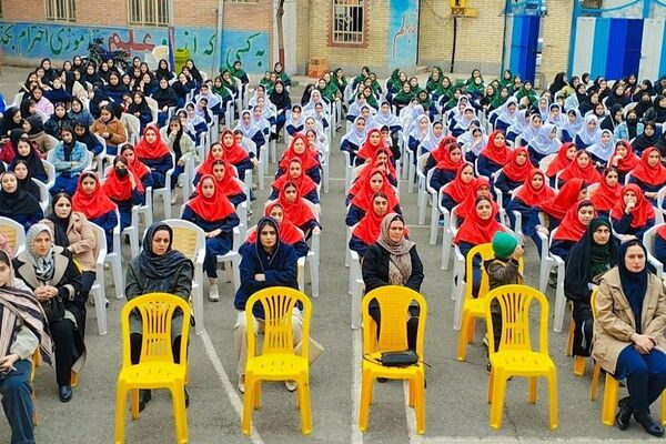 تقدیر از رتبه‌های برتر درسی در دبیرستان سپاهان بهارستان‌دو