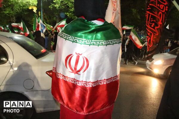 خواندن دسته جمعی سرود ملی ایران در باغ ملی یزد