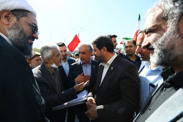 دانش آموزان و مسئولین در کنار یکدیگر، روز دانش‌آموز را رقم زدند