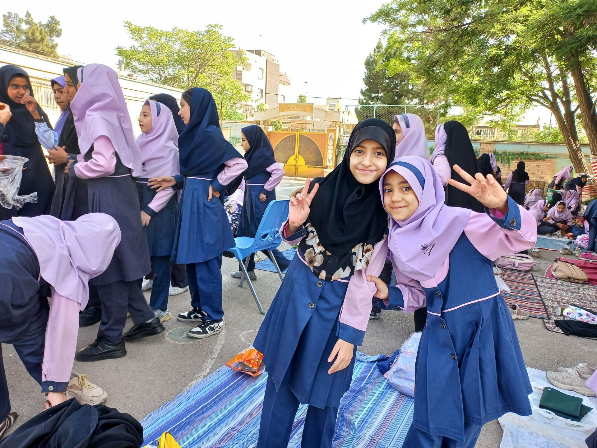 اردوی حیاطی و جشن آخر سال در دبستان دخترانه شاهد تحقیقی ناحیه ۶