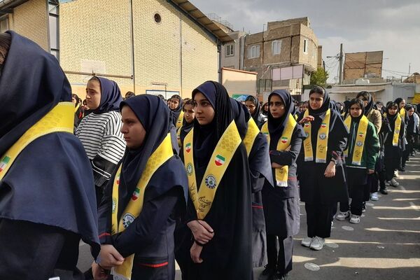 برگزاری همایش وطن‌یار در توحید یک؛ ادای احترام دانش‌آموزان به شهدای جنگ ۱۲روزه با حضور مادر «پسر آسمانی» عرشیان افشارمند در شهرستان قدس