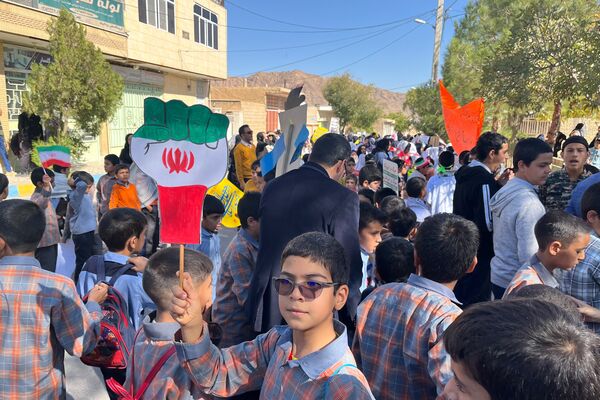 حضور حماسی دانش‌آموزان در راهپیمایی باشکوه ۱۳ آبان ماه در سورمق