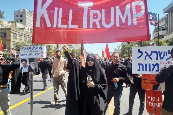 برافراشتن پرچم های خونخواهی و یالثارت الخامنه ای توسط مردم همیشه در صحنه مشهد مقدس 