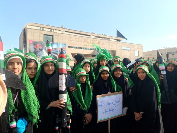 ۱۳ آبان، فریاد شهامت دانش آموزان در مسیر استقلال طلبی و استکبار ستیزی 