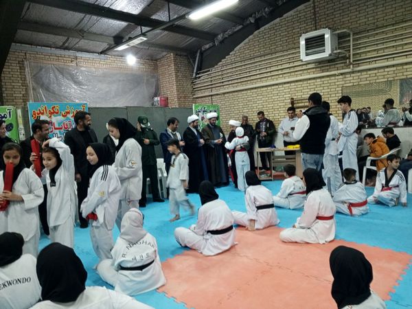 اهدای کمربند به تکواندو کاران فاروجی