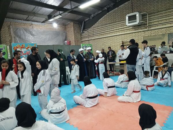 اهدای کمربند به تکواندو کاران فاروجی
