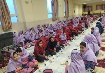 طعم خوش افطار و دوستی در مدرسه طالبیان‌مقدم کاشان