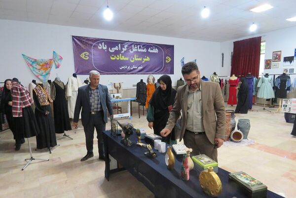 برپایی نمایشگاه آثار هنرجویان هنرستان های منطقه پردیس به مناسبت هفته مشاغل
