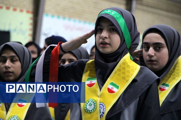 هم‌سرایی هزار نفری دانش‌آموزان یاور انقلاب در اسلامشهر