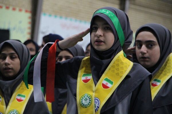 هم‌سرایی هزار نفری دانش‌آموزان یاور انقلاب در اسلامشهر
