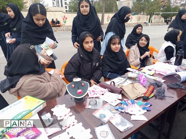 برپایی بازارچه دانش آموزی در دبیرستان شاهد هاجرشهرستان کاشمر