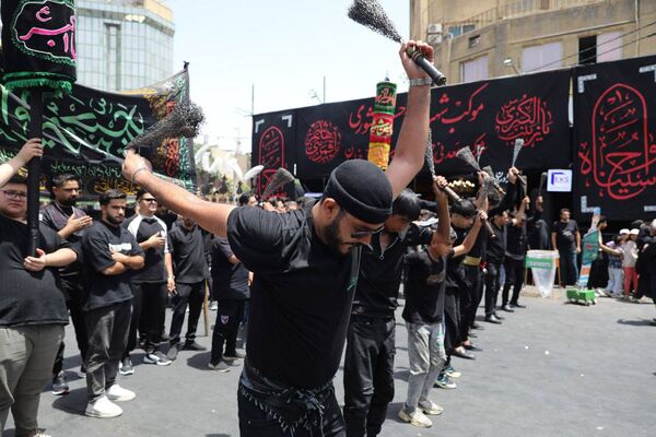 رود اشک و عشق در مسیر حرم همزمان با شکوه عزاداری هیئات‌ در خیابان‌های مشهد