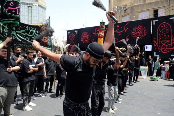 رود اشک و عشق در مسیر حرم همزمان با شکوه عزاداری هیئات‌ در خیابان‌های مشهد