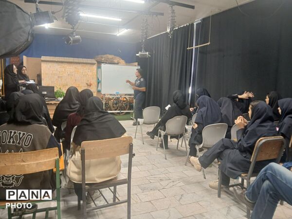 جلسه آگاهی و توجیهی  اولیا در هنرستان کیمیا ناحیه ۳ 