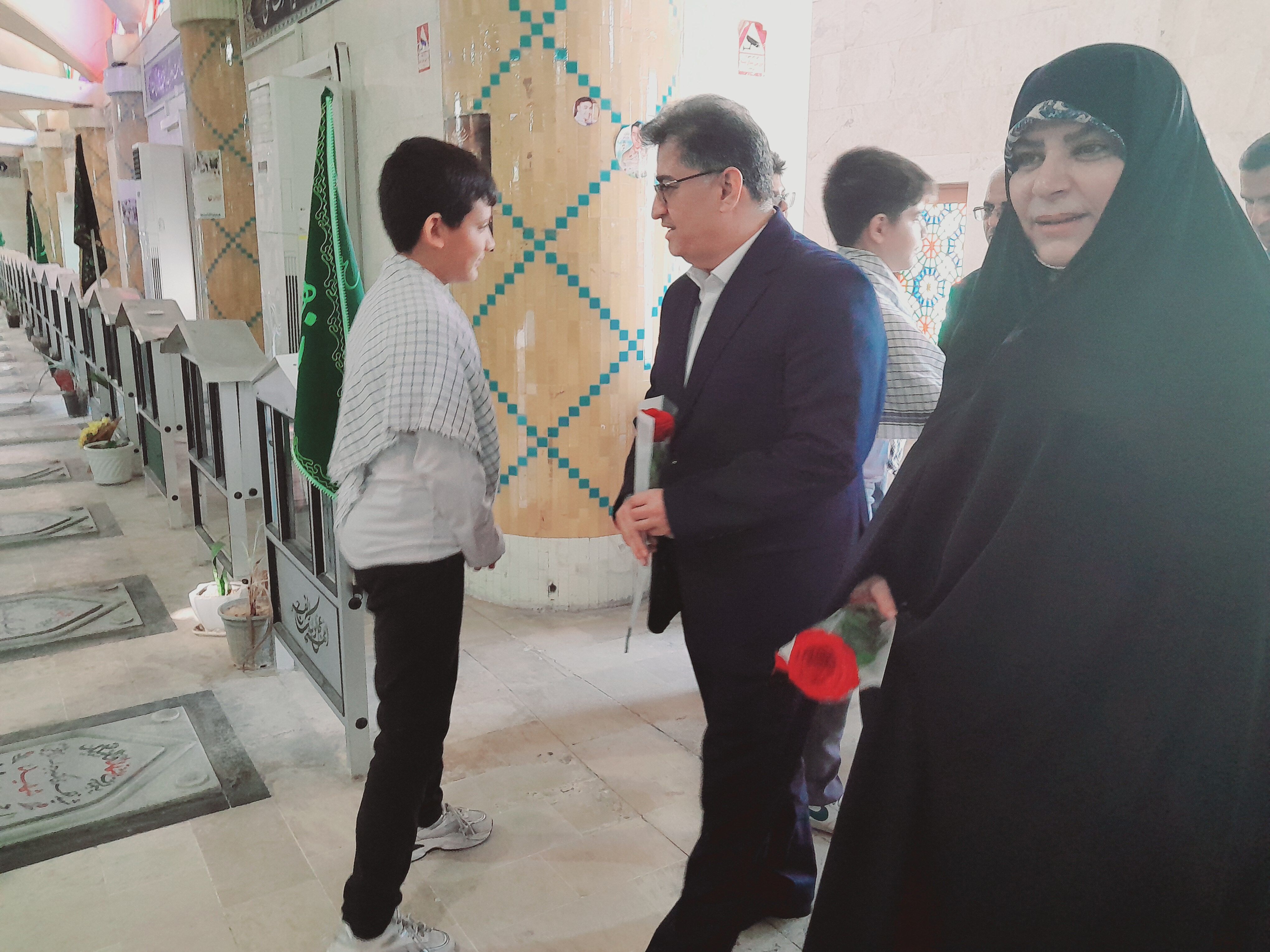 تجدید میثاق مدیرکل امور شاهد و ایثارگران وزارت آموزش و پرورش از شهدا در بوشهر