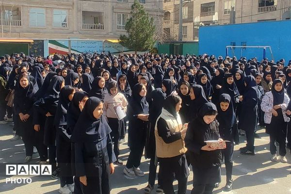 تقدیر از رتبه های برتر درسی در دبستان مریم بهارستان دو