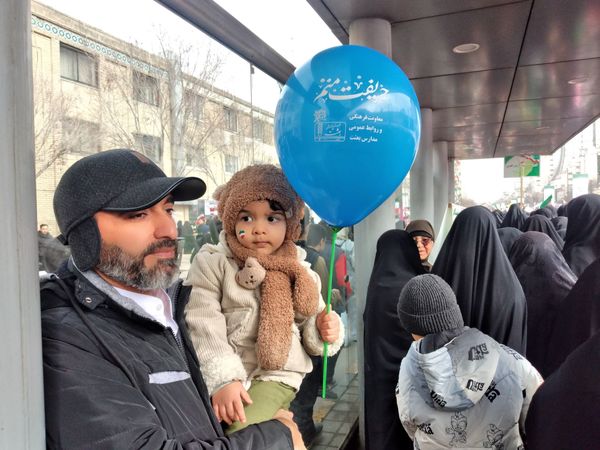 حضور دانش‌آموزان مدرسه شاهد ارض اقدس ناحیه ۳ در راهپیمایی ۲۲ بهمن