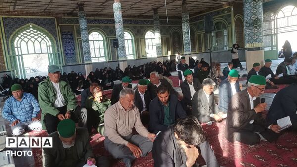 زمزمه دعای عرفه توسط مردم مومن شهربار نیشابور