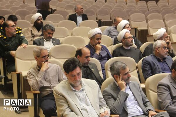 رونمایی از نخستین جلد دانشنامه دفاع مقدس استان قم