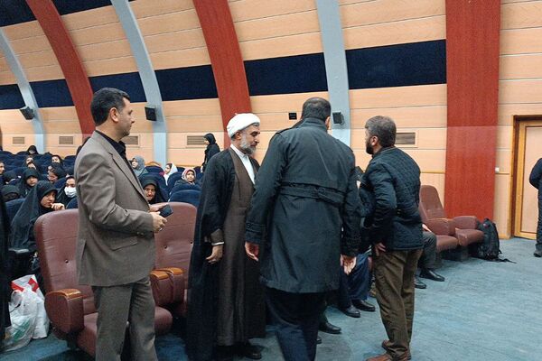 بدرقه کاروان راهیان نور دانش‌آموزان دختران شهرری