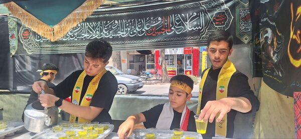 پذیرایی موکب سازمان دانش‌آموزی شهرستان اسفراین از عزاداران امام حسین (ع)
