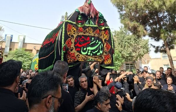 آیین نخل گردانی روز عاشورا با حضور کم نظیر مردم منطقه امامزاده بادرود