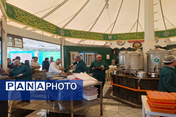 پذیرایی مردم بوشهر در چایخانه امام رضا(ع) 